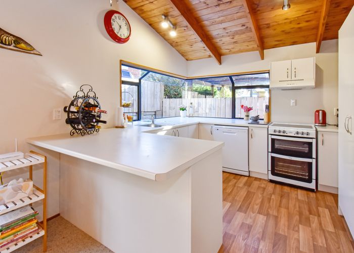  at 2/12 Spears Place, Botany Downs, Auckland