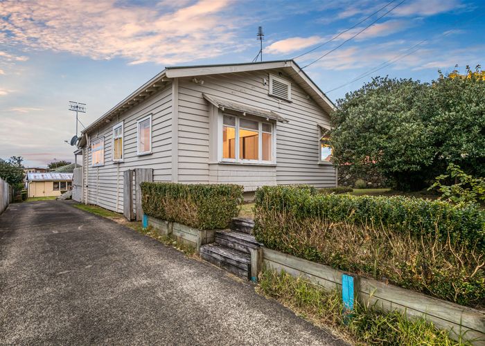  at 19 Haverstock Road, Sandringham, Auckland