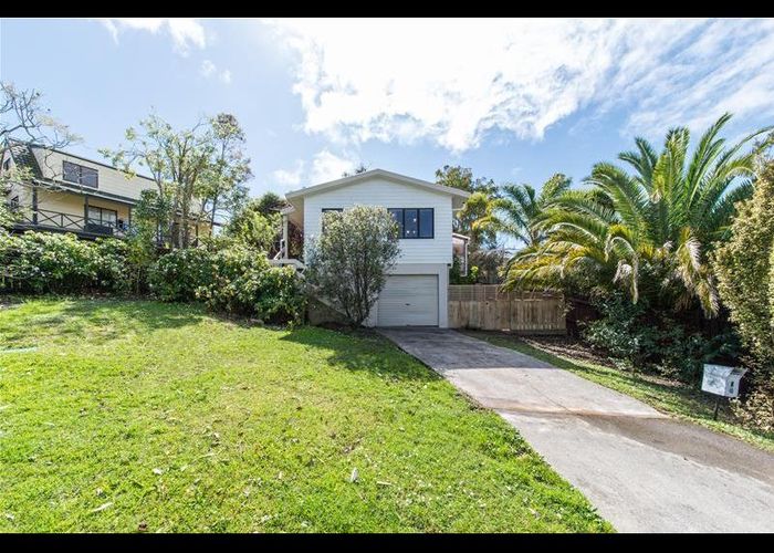  at 9 Thalia Place, Totara Vale, Auckland