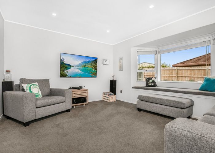  at 2/32 Booralee Avenue, Botany Downs, Auckland