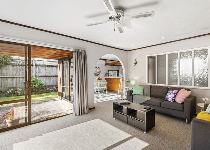  at 2/10 Tobruk Crescent, Milford, Auckland