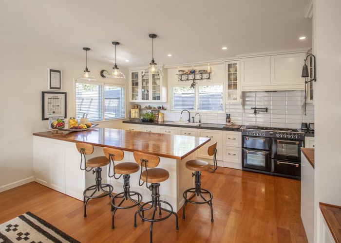  at 8 Pine Terrace, Karori, Wellington
