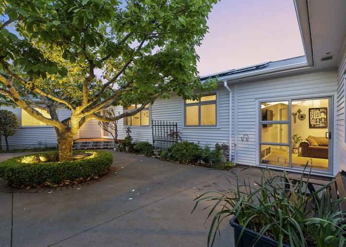  at 8 Blenheim Place, Vogeltown, New Plymouth, Taranaki