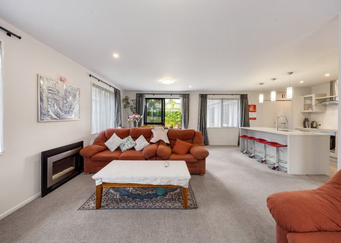  at 16 Alford Place, Huntington, Hamilton
