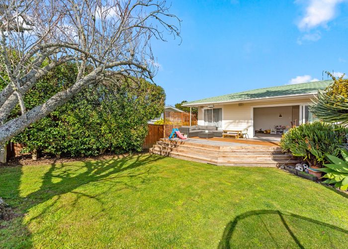  at 1/296 Wairau Road, Glenfield, North Shore City, Auckland