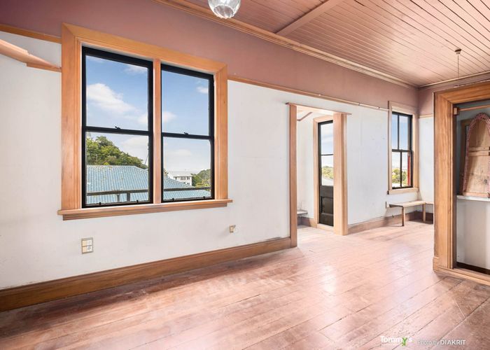  at 4 Governor Road, Northland, Wellington