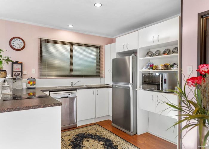  at 2/11 Thornton Road, Milford, Auckland