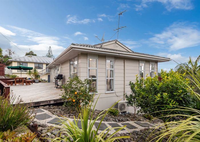 at 1/301 Sunset Road, Sunnynook, Auckland
