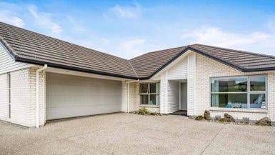 at 32 Corricvale Way, Northcross, Auckland