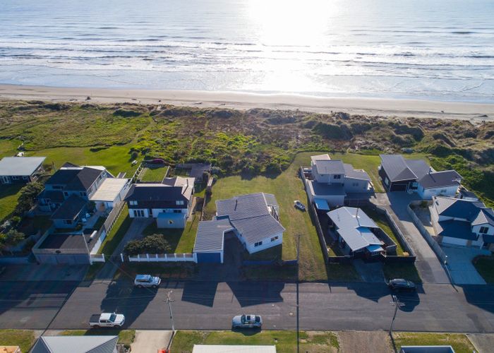  at 10 Marine Parade South, Foxton Beach, Foxton
