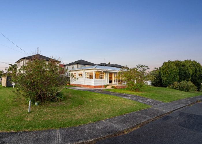  at 106 Eversleigh Road, Belmont, Auckland
