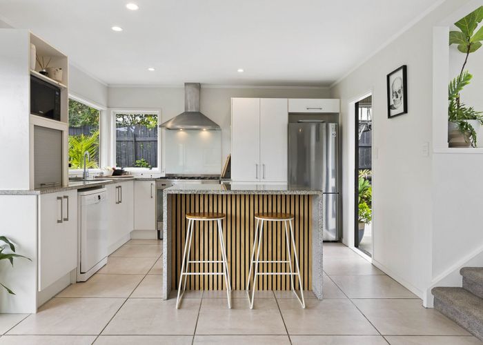  at 2/16 Sandiacre Way, Browns Bay, North Shore City, Auckland
