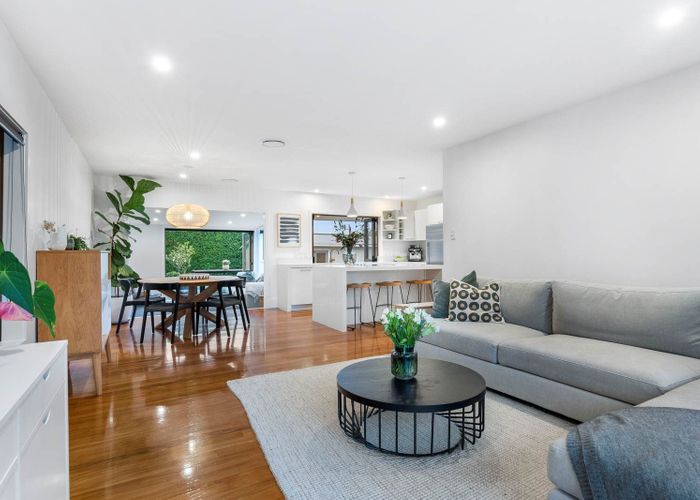  at 2/21 Montgomery Avenue, Rothesay Bay, North Shore City, Auckland