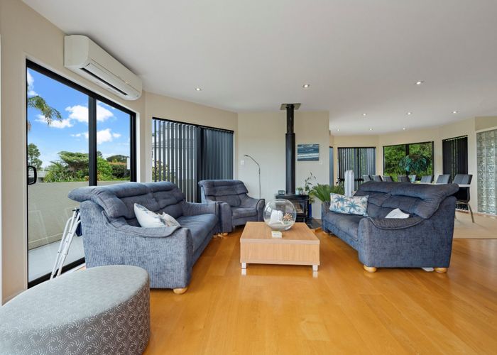  at 33 Oakpark Place, West Harbour, Auckland