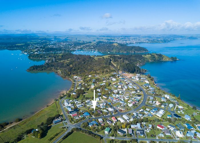  at 9 Peninsula Parade, Hihi