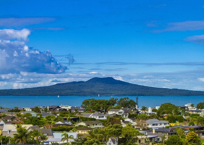  at 4/90 Kitchener Road, Milford, Auckland