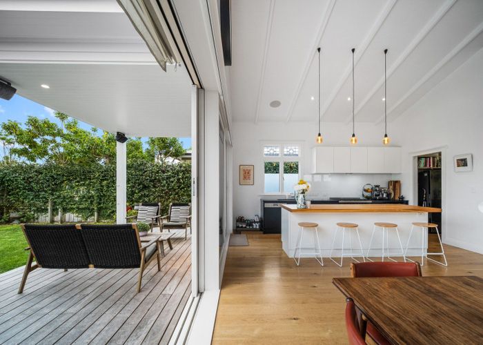  at 4 Seacombe Road, Point Chevalier, Auckland