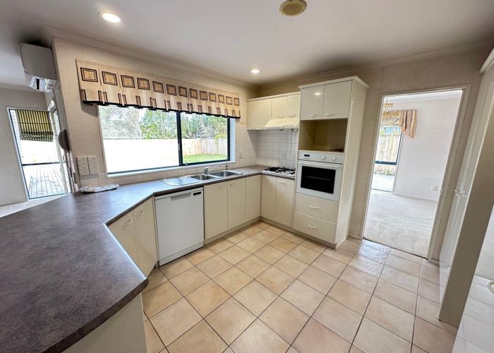  at 18 Montecito Place, Golflands, Manukau City, Auckland