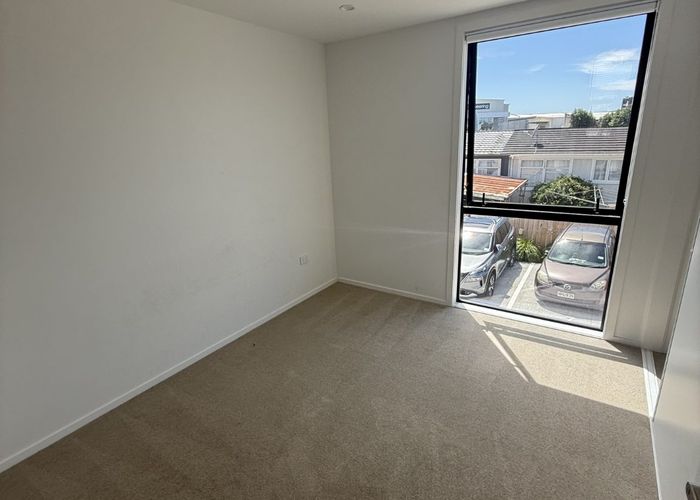  at 8/4 Mead Street, Avondale, Auckland