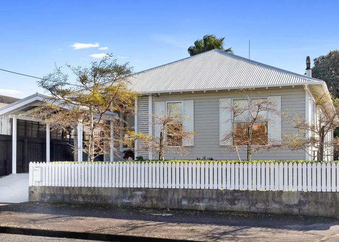  at 249 Courtenay Street, Strandon, New Plymouth