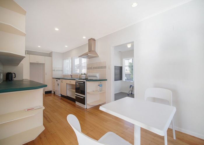  at 32 Essex Street, Te Atatu South, Waitakere City, Auckland