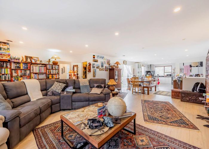  at 664 Beach Road, Browns Bay, Auckland