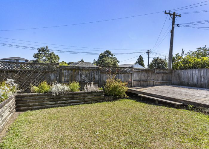  at 2/9 Albert Road, Kelston, Auckland