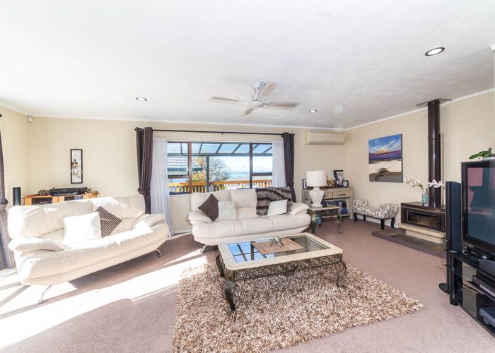  at 8 Oakpark Place, West Harbour, Auckland