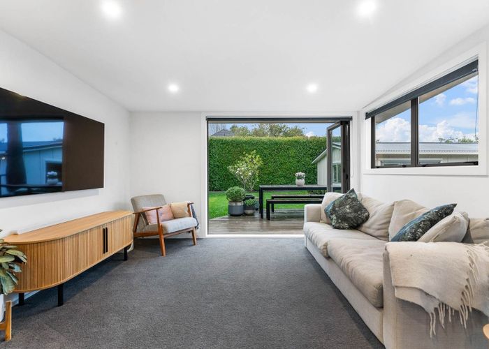  at 2/21 Montgomery Avenue, Rothesay Bay, North Shore City, Auckland