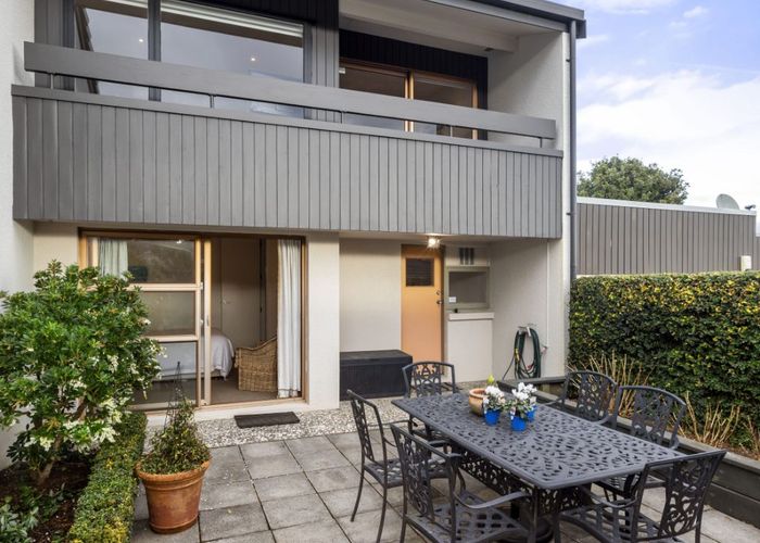  at 4/2 Tiwai Road, Royal Oak, Auckland