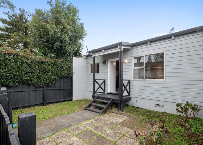  at 4/25A Vine Street, Mangere East, Manukau City, Auckland