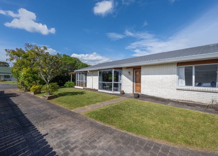  at 52 West Fairway, Golflands, Auckland
