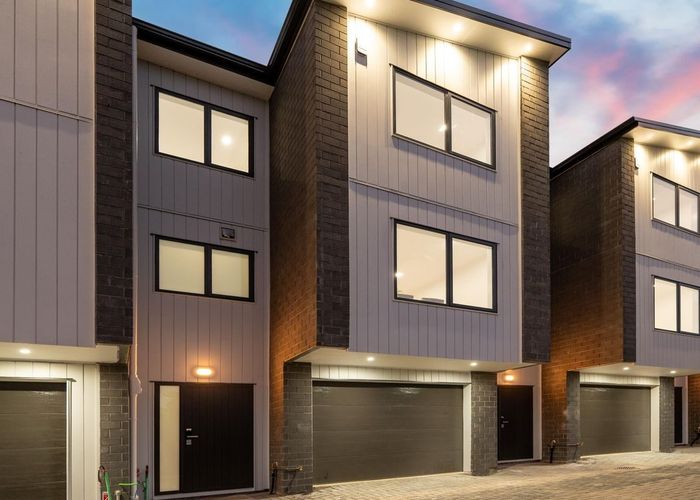  at 4/7 Glen Road, Ranui, Auckland