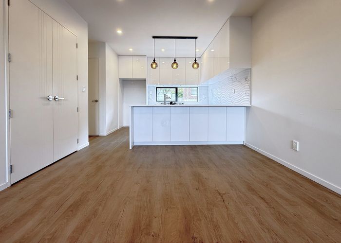  at 2/701 Hillsborough Road, Mount Roskill, Auckland