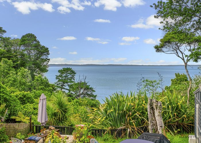  at 8 Kauri Point Road, Laingholm, Auckland