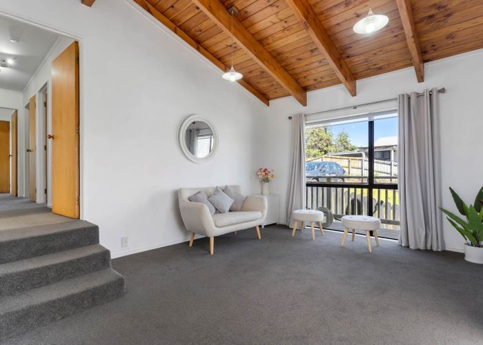  at 2/62 Trias Road, Totara Vale, North Shore City, Auckland