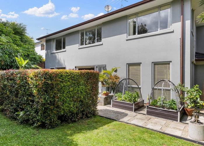  at 25 Newbury Place, Schnapper Rock, Auckland