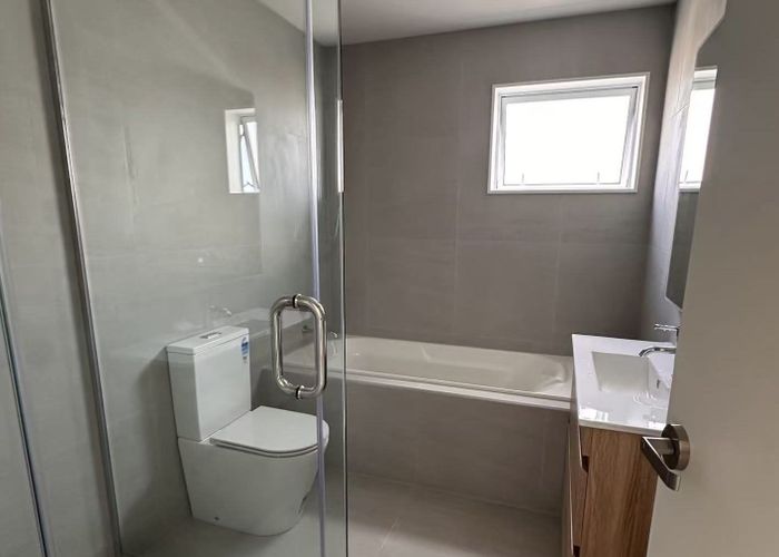  at 20D Edwards ave, Henderson, Waitakere City, Auckland