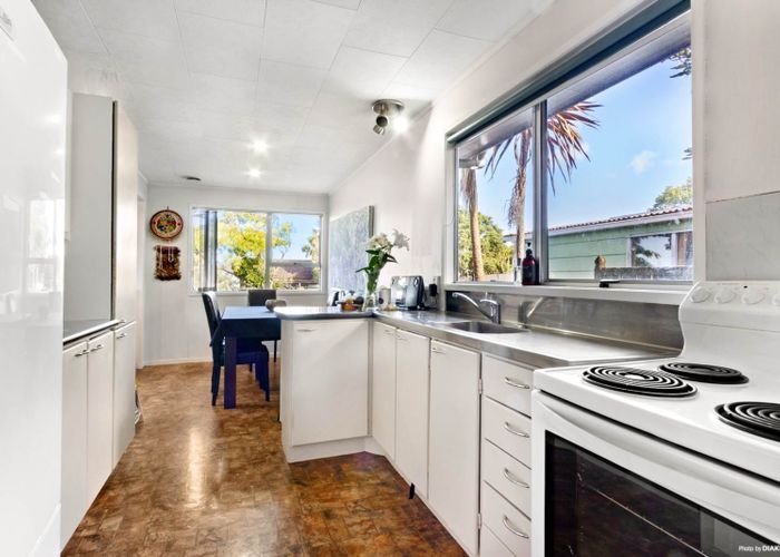  at 4 Landow Place, Henderson, Auckland