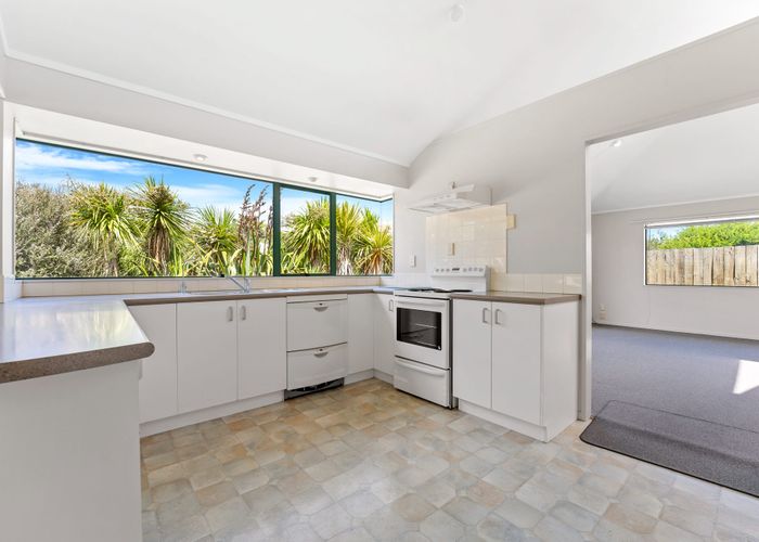  at 2/52 Donald Street, Stanmore Bay, Whangaparaoa