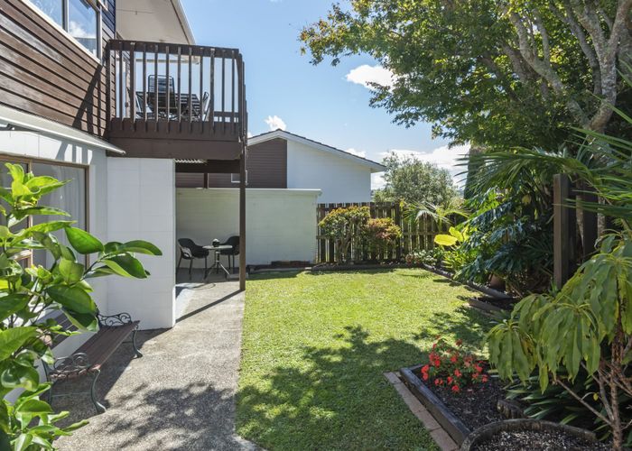  at 2/10 Ridge Road, Waiake, Auckland