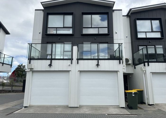  at 16 Red Arches Road, Henderson, Auckland