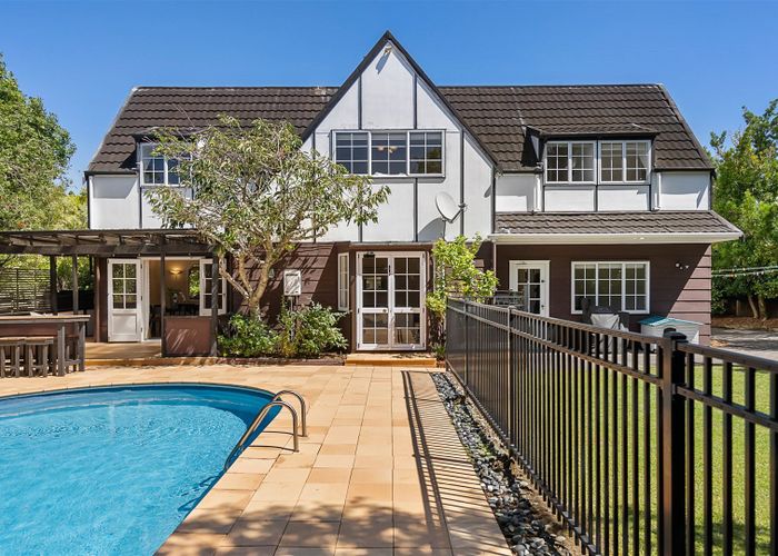  at 2 Fitzpatrick Place, Chatswood, Auckland