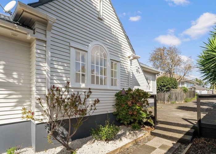  at 18 Edwards Avenue, Henderson, Auckland