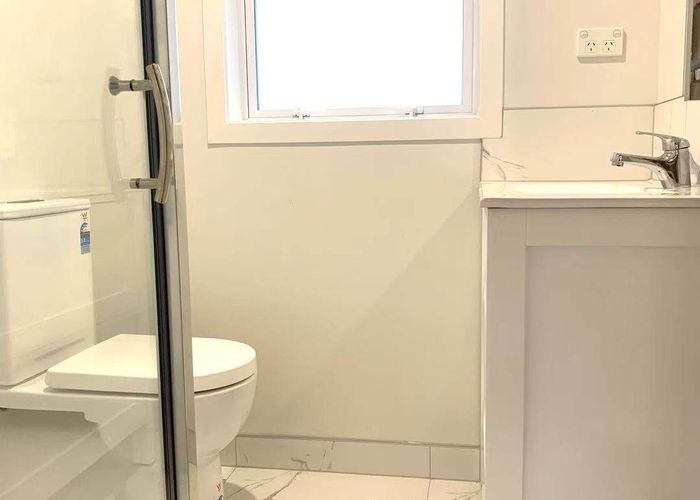  at 1/300 Lake Road, Hauraki, North Shore City, Auckland