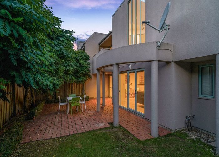  at 2/110 Nayland Street, Sumner, Christchurch
