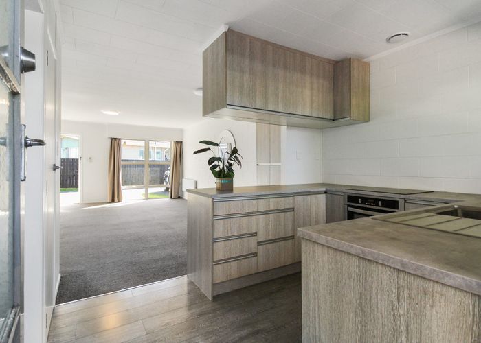  at 2/7 Mckenzie Road, Mangere Bridge, Auckland