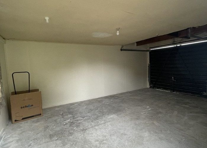  at 28 Hinton Place, Weymouth, Manukau City, Auckland