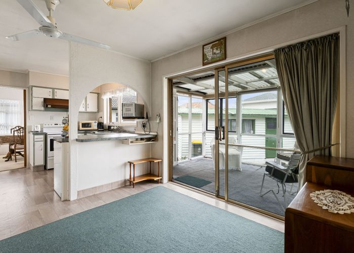  at 21 Hedge Row, Sunnyhills, Auckland