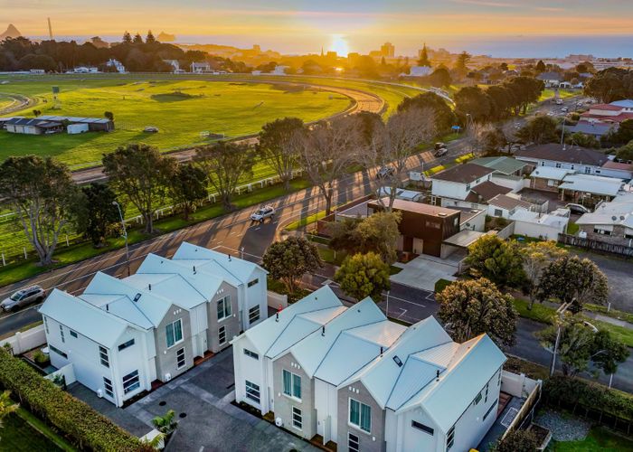  at 2/4 Cracroft Street, Welbourn, New Plymouth